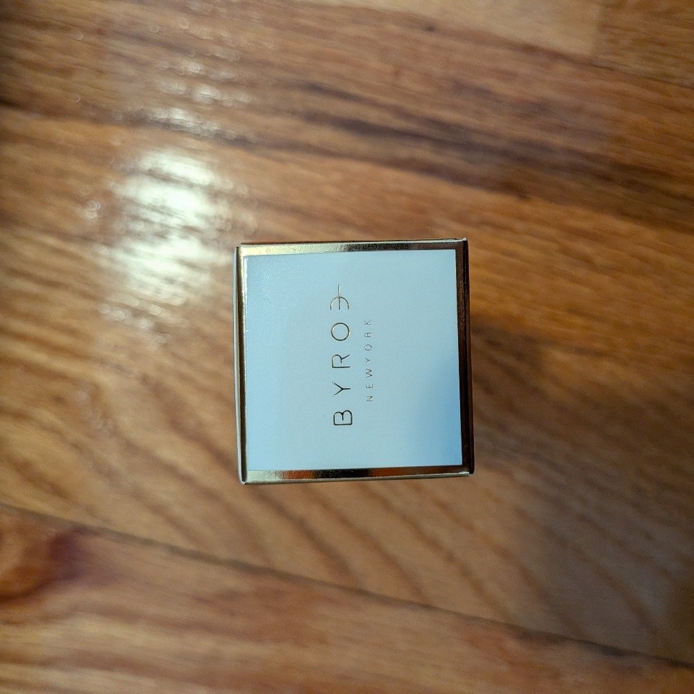 ROE Celery AHA + HA Resurfacing Serum - Elegant White and Gold - Picture 4 of 4